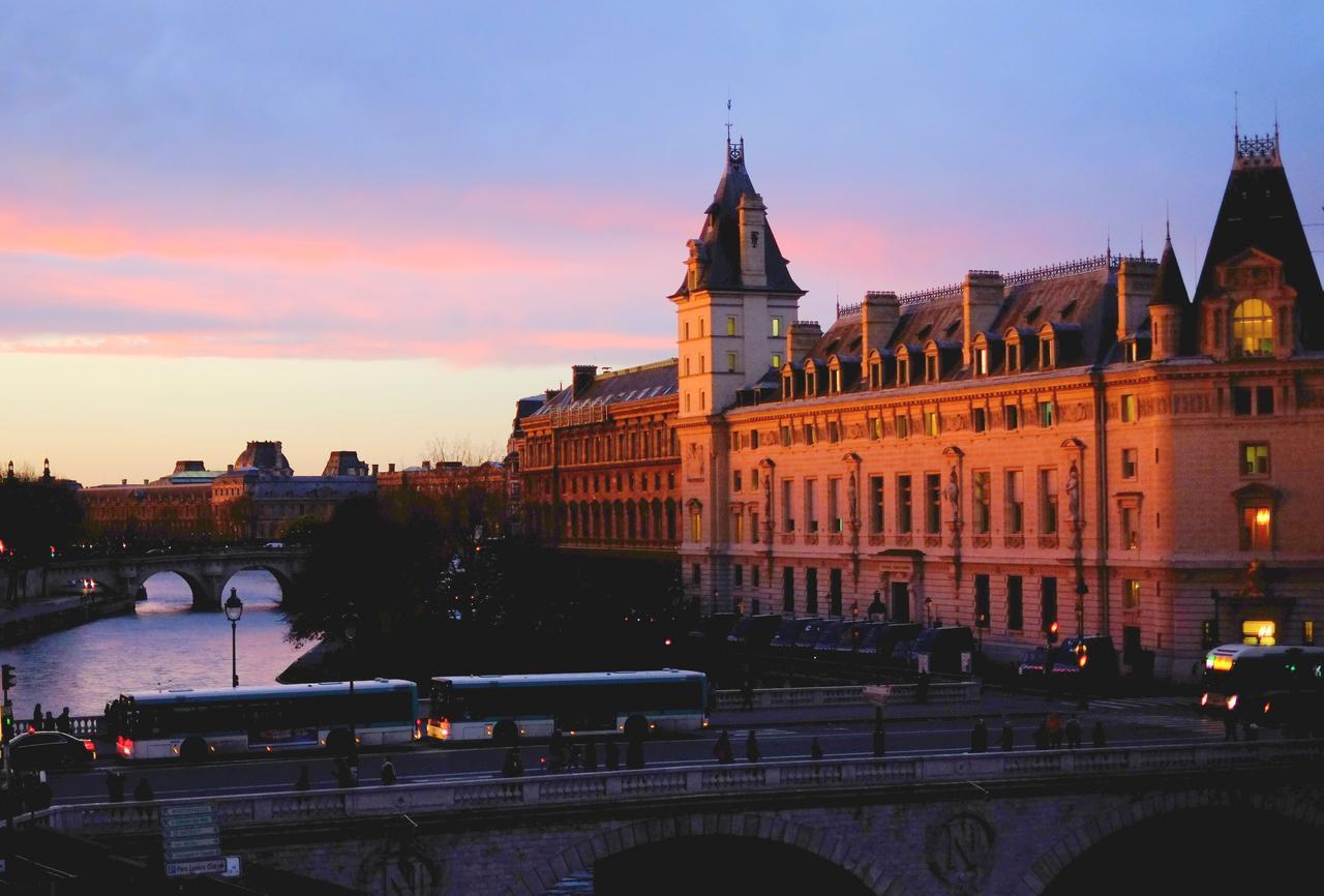 Two Bedroom Luxury Apartment - Balcony With View Of Notre Dame Paris Eksteriør bilde